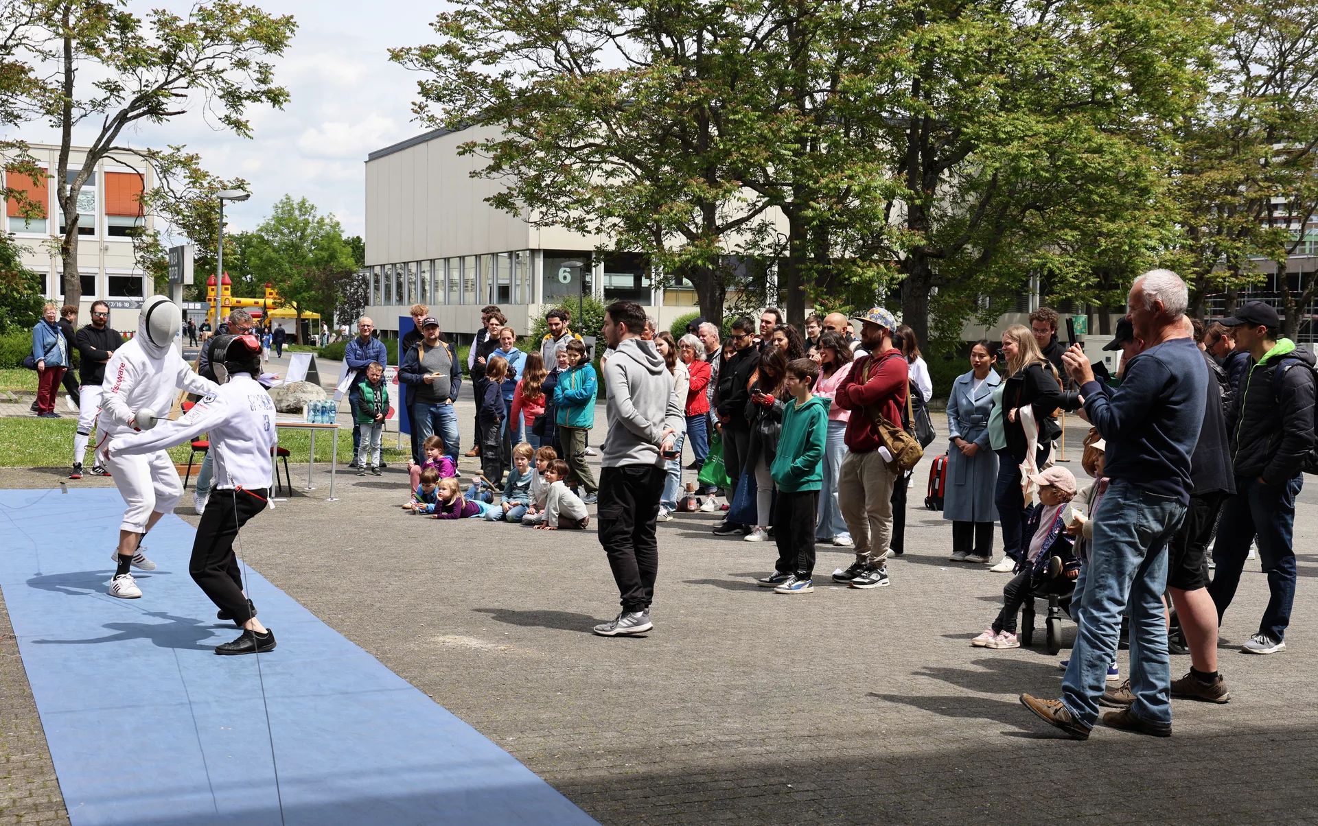 Fechten hautnah erleben: Die Fechtshow der Studierenden stoß auf großes Interesse bei Groß und Klein.