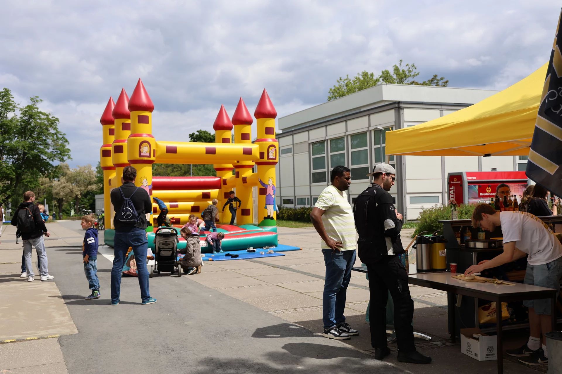 Die Hüpfburg begeisterte die ganz Kleinen.