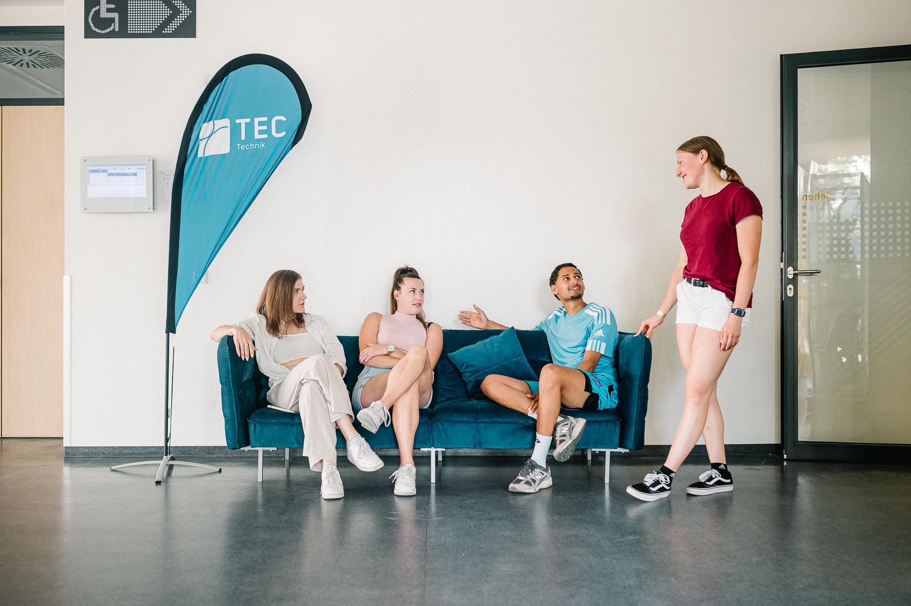 Studierende sitzen zusammen.