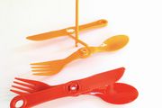 Das Bild zeigt farbiges Besteck, bestehend aus Löffel, Gabel und Messer, das in leuchtendem Orange und Rot gestaltet ist. Die Besteckteile sind miteinander verbunden, was darauf schließen lässt, dass sie für praktische Outdoor- oder Reiseanwendungen konzipiert wurden, möglicherweise als multifunktionales Set. Sie scheinen leicht und ergonomisch geformt zu sein, was auf die Verwendung von Kunststoff hindeutet. Das Design wirkt modern und funktional, geeignet für Aktivitäten wie Camping oder Picknick, bei denen leichtes und platzsparendes Besteck benötigt wird. Das Bild vermittelt den Eindruck eines kreativen und durchdachten Produktdesigns, das auf Benutzerfreundlichkeit abzielt.