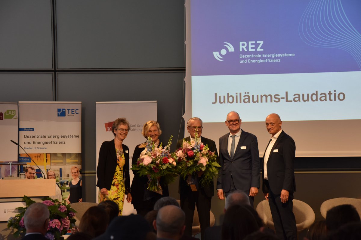 10 Jahre Reutlinger Energiezentrum (REZ): Gemeinsam feierte das REZ mit der Karl Schlecht Stiftung und der Bruno Kümmerle Stiftung sowie Politik und Wirtschaft. V.l.n.r.: Prof. Dr. Sabine Löbbe (REZ), Dr. Katrin Schlecht (Vorstandsvorsitzende Karl-Schlecht-Stiftung), Bruno Kümmerle (Bruno Kümmerle-Stiftung), Dr. Hans J. Reiter (Ministerialdirektor im Ministerium für Wissenschaft, Forschung und Kunst Baden-Württemberg), Prof. Dr. Hendrik Brumme (Präsident Hochschule Reutlingen). Foto: Hochschule Reutlingen