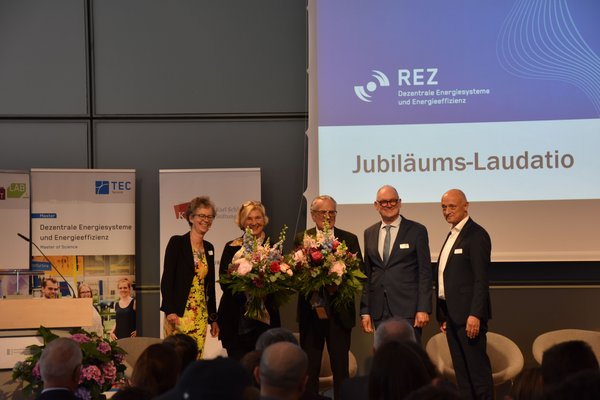 10 Jahre Reutlinger Energiezentrum (REZ): Gemeinsam feierte das REZ mit der Karl Schlecht Stiftung und der Bruno Kümmerle Stiftung sowie Politik und Wirtschaft. V.l.n.r.: Prof. Dr. Sabine Löbbe (REZ), Dr. Katrin Schlecht (Vorstandsvorsitzende Karl-Schlecht-Stiftung), Bruno Kümmerle (Bruno Kümmerle-Stiftung), Dr. Hans J. Reiter (Ministerialdirektor im Ministerium für Wissenschaft, Forschung und Kunst Baden-Württemberg), Prof. Dr. Hendrik Brumme (Präsident Hochschule Reutlingen). Foto: Hochschule Reutlingen