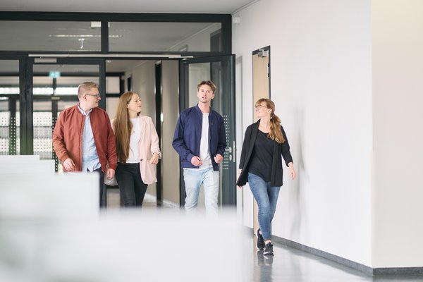 Alumni und Professorin in Universitätsgebäude