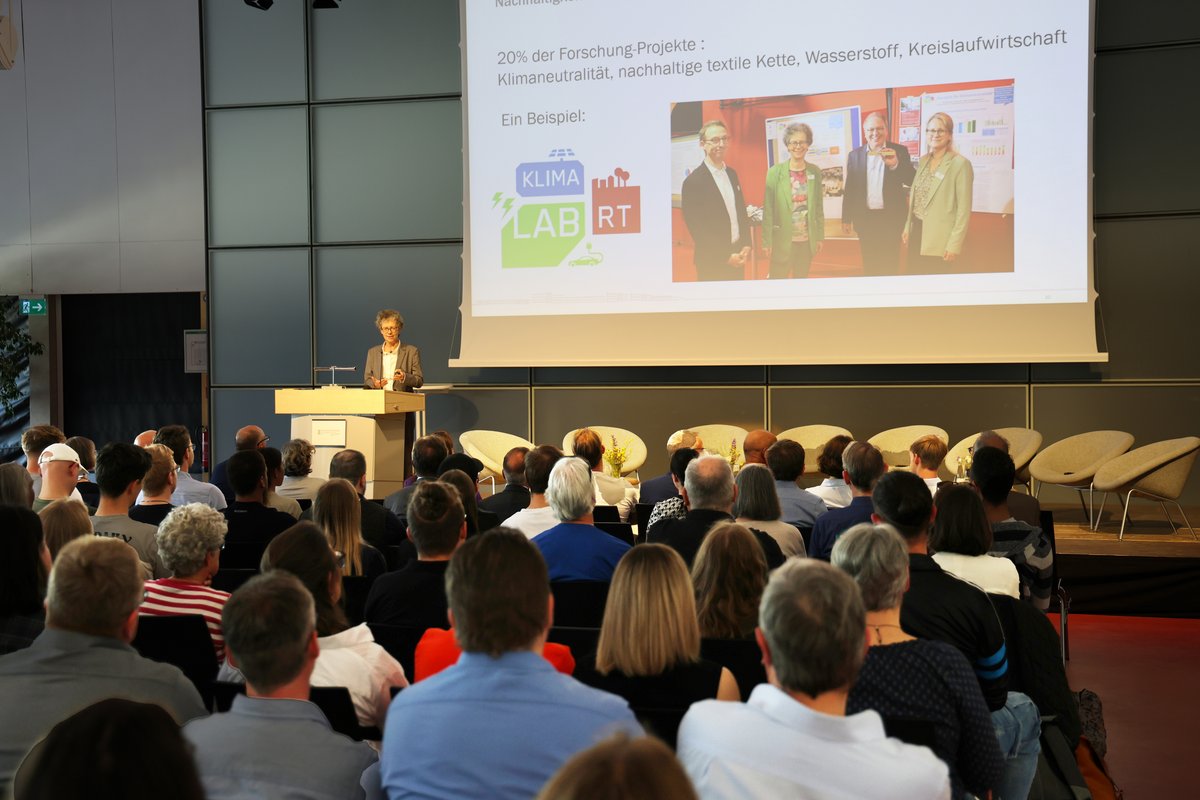 Prof. Dr. Sabine Löbbe, Nachhaltigkeitsbeauftrage der Hochschule Reutlingen, gab dem interessierten Publikum einen Einblick in die Maßnahmen und Handlungsfelder der Hochschule. Foto: Hochschule Reutlingen