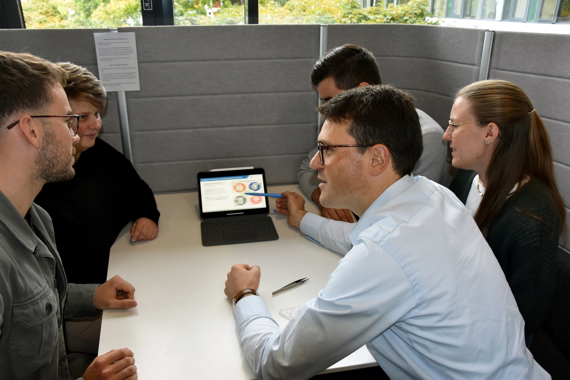 Professor mit Studierenden