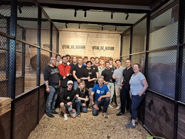 Eine Gruppe Studierender führten die „Axtwurf“-Versuche praktisch durch 